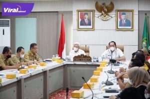 Wakil Gubernur Sumsel H Mawardi Yahya saat memimpin rapat persiapan penyelenggaraan Sriwjaya Ranau Grand Fondo Tahun 2021, Selasa (12/10/2021). Foto : viralsumsel.com/win