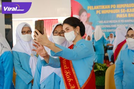 Bunda Paud Muba Hj Thia Yufada Dodi Reza hadiri pelantikan HIMPAUDI Kabupaten Muba di Pendopoan Griya Bumi Serasan Sekate, Rabu (13/10/2021). Foto : viralsumsel.com/devi