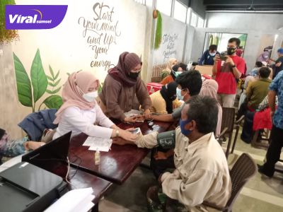Vaksinasi massal di kantor Kecamatan Kemuning, Jalan Pipa Reja Palembang, Kamis (14/10/2021). Foto : viralsumsel.com/nto Vaksinasi massal di kantor Kecamatan Kemuning, Jalan Pipa Reja Palembang, Kamis (14/10/2021). Foto : viralsumsel.com/nto
