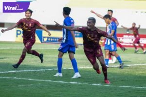 Bek kiri Sriwijaya FC, Valentino Telaubun selebrasi usai cetak gol ke gawang PSPS Riau pada menit ke-40 di Stadion Gelora Sriwijaya, Jumat (15/10/2021) sore. Foto : mosfc