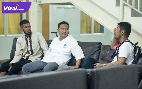 Penyerang Sriwijaya FC Arianto bersama Manajer Tim Sriwijaya FC Hendriansyah dan Pelatih Nil Maizar, Foto : viralsumsel.com/fia