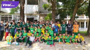 Para pemain PSMS Medan pose bersama anak-anak SSB Elmas. Foto : viralsumsel.com/fia