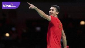 Tuggal putera Jonatan Christie mengalahkan pebulu tangkis Tiongkok, Li Shi Feng 21-14, 18-21, 21-14 dalam laga final di Ceres Arena, Denmark, Minggu (17/10/2021) Malam. Foto : AP