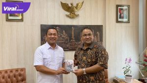 Walikota Semarang Hendrar Prihadi bersama Ketua Umum JMSI Pusat Teguh Santosa. Foto : viralsumsel.com