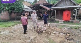 Wakil Ketua I DPRD Kabupaten PALI Irwan ST yang langsung meninjau lokasi line pipa bocor milik Pertamina. Foto : viralsumsel.com /eko