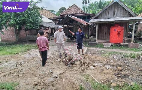 Wakil Ketua I DPRD Kabupaten PALI Irwan ST yang langsung meninjau lokasi line pipa bocor milik Pertamina. Foto : viralsumsel.com /eko