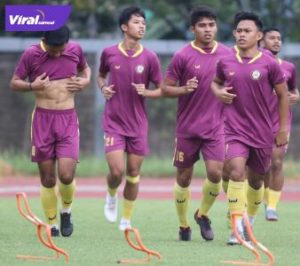 Para pemain KS Tiga Naga berlatih sebelum hadapi Sriwijaya FC. Foto : ig