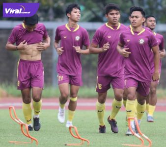 Para pemain KS Tiga Naga berlatih sebelum hadapi Sriwijaya FC. Foto : ig