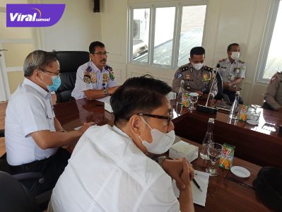 Kepala Dishub Muba, Pathi Riduan SE ATD MM saat memimpin Rapat Terkait Kondisi jalan longsor di Kantor Perwakilan Musi Banyuasin di Palembang, Kamis (21/10/2021). Foto : viralsumsel.com/devi
