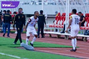 Dedi Hartono gelandang Sriwijaya FC selebrasi bersama kapten Nur Iskandar. Foto : sfc