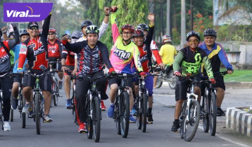 Plt Bupati Muba Beni Hernedi SIP bersepeda di Kota Sekayu. Foto : viralsumsel.com/devi