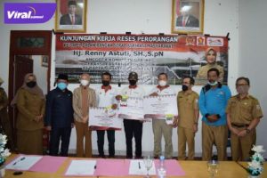 Renny Astuti Anggota DPR RI usai menyerahkan bantuan secara simbolis di Kecamatan Banyuasin 1 Kabupaten Banyuasin, Selasa (19/10/2021). Foto : viralsumsel.com/lam
