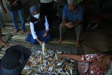 Edukasi Perikanan:Penyuluh BRPPUPP Palembang berikan penyuluhan terhadap ibu rumah tangga kelompok Perikanan Jaya bakti. Foto : viralsumsel.com/m hatta