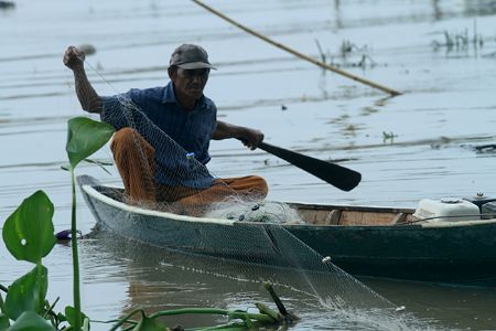 Nelayan tradisional: nelayan kelompok Jaya Bakti menjaring ikan dengan perahu yang sudah di modifikasi dengan mesin. Foto : viralsumsel.com/m hatta
