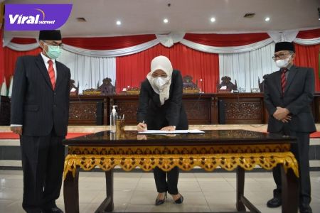 Prosesi penandatanganan Keputusan DPRD Provinsi Sumsel tentang Persetujuan atas Rancangan Peraturan DPRD Provinsi Sumsel tentang Perubahan atas Peraturan DPRD Nomor 22 Tahun 2020 tetang tata tertib DPRD Provinsi Sumsel. Foto : viralsumsel.com
