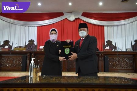 Ketua DPRD Provinsi Sumsel, Hj. R.A. Anita Noeringhati, SH, MH dan Gubernur Sumsel, H. Herman Deru setujui Raperda RPJMD, Kamis (21/10/2021). Foto : viralsumsel.com