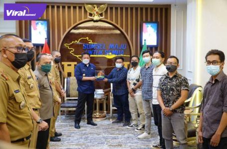 Gubernur Sumsel H Herman Deru saat menerima audiensi para penggiat media sosial Sumsel di ruang tamu Gubernur Provinsi Sumsel, Senin (25/10/2021) siang. Foto : viralsumsel.com Gubernur Sumsel H Herman Deru saat menerima audiensi para penggiat media sosial Sumsel di ruang tamu Gubernur Provinsi Sumsel, Senin (25/10/2021) siang. Foto : viralsumsel.com