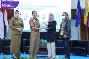 Sekda Kota Palembang Drs Ratu Dewa MSi, menjadi narasumber Studium Generale Universitas Terbuka Palembang, Senin (25/10/2021). Foto : viralsumsel.com