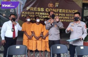 Kapolda Sumsel Irjen Pol Toni Harmanto pres rilis tersangka dan barang bukti pembakaran pos keamanan PT Bumi Persada Permai di Mapolda Sumsel, Senin (25/10/2021). Foto : viralsumsel.com/kai