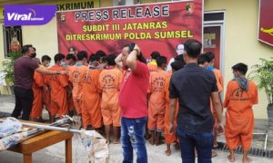 Direktur Ditreskrimum Polda Sumsel Kombes Pol Hisar Siallagan SIK didampingi Kasubdit 3 Jatanras Kompol CS Panjaitan rilis pencurian buah sawit segar milik PT Lonsum , Senin (25/10/2021). Foto : viralsumsel.com/kai
