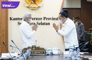 Wakil Gubernur Sumsel H Mawardi Yahya usai dengarkan paparan Bupati OKUS Popo Ali terkait Pembangunan Infrastruktur Tahun 2022 di Ruang Rapat Gubernur Sumsel, Senin (25/10/2021). Foto : viralsumsel.com