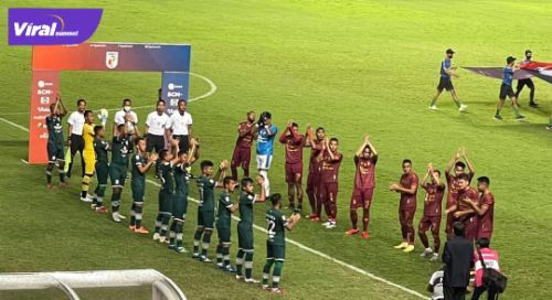 Tim PSMS Medan dan Sriwijaya FC sebelum laga di Stadion Gelora Sriwijaya, Kamis (28/10/2021) malam. Foto : ig psms