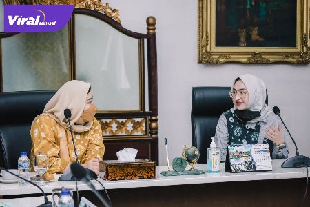 Ketua Umum STI Pengurus Provinsi Sumsel Amaliah Sobli S,kg, M.B.A (kanan) audensi dengan Ketua Umum KORMI Sumsel Hj Samantha Tivani HD di Grita Agung, Palembang, Jumat (29/10/2021) pagi. Foto : viralsumsel.com/dian