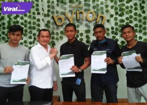 Wakil Presiden PS Palembang, Ir Gunawan Gentimat (GG) didampingi Indra Sistiono selaku Dirtek PS Palembang tanda tangan kontrak dengan para pemain Liga 3. Foto : viralsumsel.com