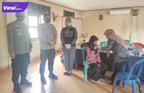 Kapolres Lahat AKBP Achmad Gusti Hartono, SIK meninjau langsung giat vaksinasi di Mako Polsek Merapi Barat, Jumat (5/11/2021). Foto : viralsumsel.com/oki