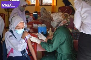 Pelajar SMPN 4 Palembang lakukan vaksin tahap 2 Sinovac disekolah, Rabu (17/11/2021). Foto : viralsumsel.com/ara