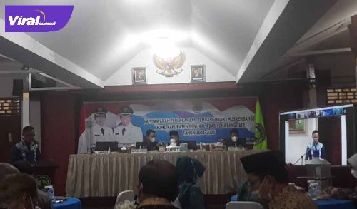 Bupai PALI Ir H Heri Amalindo dalam Musrembang di ruang rapat kantor Bupati PALI, Kamis (18//11/2021). Foto : viralsumsel.com/eko