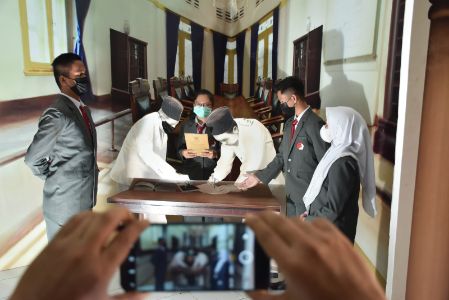 Berswa Foto : Tidak hanya menjasi wisata edukasi sejarah, pelajar SMA Negeri 3 Palembang ini mengunjungi museum Provinsi Sumsel Balaputra Dewa jalan Srijaya 1,km 5 Palembang untuk berswa foto dan membuat video konten yang merarik dengan kamera smartphone mereka, Sabtu (20/11) turunya level zona covid 19 dikota palembang wisata sejarah museum kembali untuk umum dengan penerapan Protokol Kesehatan. Foto : viralsumsel.com/ Muhammad Arrchim