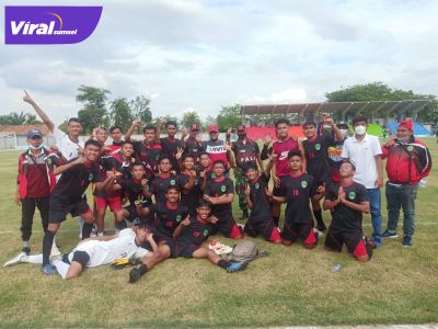 Pemain, ofisial, dan tim pelatih Tim sepak bola PALI pose bersama usai kalahkan Banyuasin di ajang Porprov Sumsel 2021. Foto : viralsumsel.com/oki