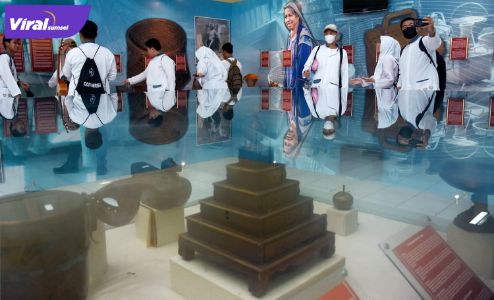 Kunjungan Edukasi wisata sejarah :  Sejumlah pelajar SMA Negeri 11 Palembang saat melakukan kunjugan edukasi sejarah ke Museum Provinsi Balaputra Dewa jalan Srijaya 1, KM 5 Palembang, jumat (19/11) turun nya level zona Covid 19 dikota Palembang wisata Museum di Provinsi Sumsel kembali dibuka untuk umum dengan menerapkan protokol kesehatan. Foto : viralsumsel.com/ Muhammad Arrchim  