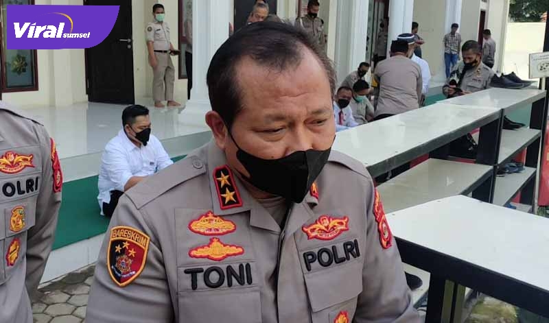 Kapolda Sumsel Irjen Toni Harmanto ketika dimintai konfirmasi wartawan di Polda Sumsel, Senin (13/12/2021). Foto : viralsumsel.com/kai