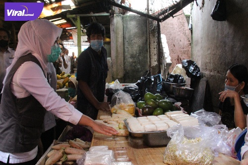 Wakil Walikota Palembang Fitrianti Agustinda saat kegiatan sidak di Pasar Buah Temenggung, Rabu, (29/12/2021). Foto : viralsumsel.com/nto