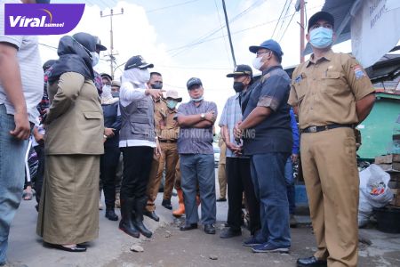 Wakil Walikota Palembang, Fitrianti Agustinda melihat keadaan jalan dan drainase di Jalan Ki Anwar Mangku, Senin (13/12/2021). Foto : viralsumsel.com/win