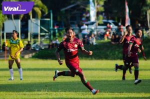 Wahyudi alias Ucok gelandang serang PS Palembang selebrasi usai cetak gol. Foto :viralsumsel.com /ion