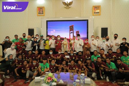 Walikota Palembang H Harnojoyo menerima Piala Liga 3 Zona Sumsel milik PS Palembang usai diarak keliling jalan protokol dan bermuara di rumah Dinas Walikota Palembang. Foto : viralsumsel.com/win