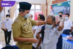 Plt Bupati Muba Beni Hernedi SIP pada kegiatan penyerahan bantuan hibah kelengkapan peralatan teleconference serta rompi dan topi dari Kementerian Pertanian. Foto :viralsumsel.com /dev