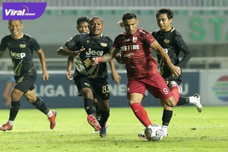 Penyerang Persis Solo Alberto Goncalves berusaha melepaskan tendangan dibayangi pemain Martapura Dewa United pada semifinal Liga 2 di Stadion Pakansari, Cibinong, Bogor, Jawa Barat, Senin (27/12/2021). Foto : Ofisial Persis Solo