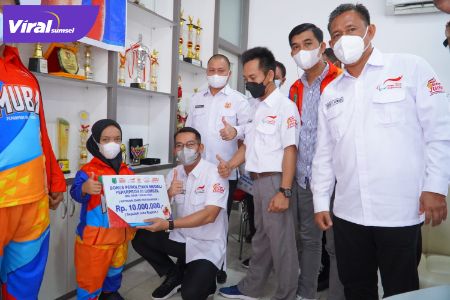 Kadispopar Muba M Fariz SSTP MM penyerahan bonus atlet Peparprov di Aula Dispopar Muba, Selasa (28/12/2021) Siang. Foto : viralsumsel.com /dev