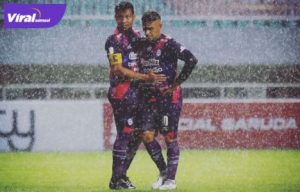 Bek tengah veteran RANS Cilegon FC, Hamka Hamzah, dengan penyerang RANS Cilegon FC Cristian Gonzales. Foto : ig