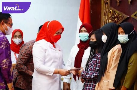 Ketua PMI Prov Sumsel Hj Febrita Lustia Herman Deru dalam acara pertemuan dengan mitra PMI Sumsel. Foto: viralsumsel.com/win