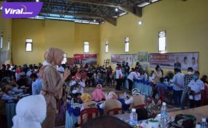 Anggota Komisi IV DPR RI dari Fraksi Gerindra, Hj Renny Astuti SH SpN gelar vaksinasi massal di kabupaten Banyuasin, Rabu (29/12/2021). Foto : viralsumsel.com/ion