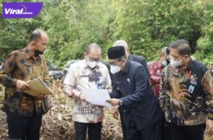 Bupati PALI, H Heri Amalindo mendampingi Kepala Kanwil KemenkumHam Sumsel, Indro Purwoko meninjau Lokasi Lahan Pembangun Lapas. Foto : viralsumsel.com/eko