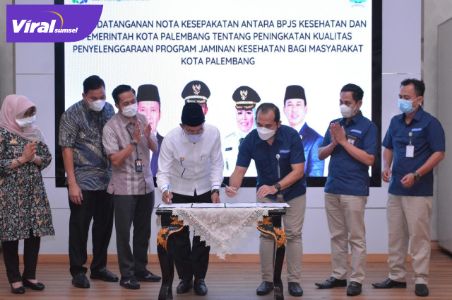 Walikota Palembang H Harnojoyo dalam penandatanganan nota kesepahaman antara BPJS dengan Pemkot Palembang, Kamis (30/12/2021). Foto : viralsumsel.com/nto