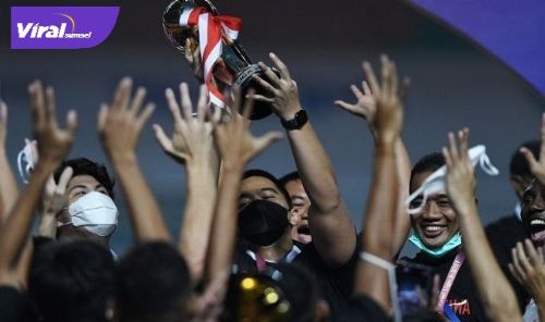 CEO Persis Solo Kaesang Pangarep (tengah) mengangkat Piala Liga 2 di Stadion Pakansari, Cibinong, Kabupaten Bogor, Kamis (30/12/2021). Foto : internet