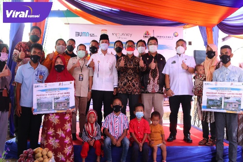Walikota Palembang saat berfoto Bersama Dengan Penerima Bantuan rumah Layak Huni. Foto : viralsumsel/Noto