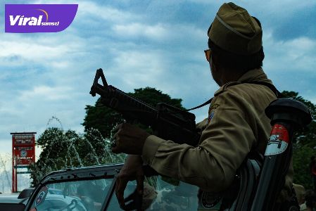 Teartikal sejumlah komunitas yang tergabung dalam "Sahabat Cagar Budaya" menmperingatik perang 5 hari 5 malam di Bundaran Air Mancur Palembang, Minggu (1/1/2022). Foto :viralsumsel.com /m hatta